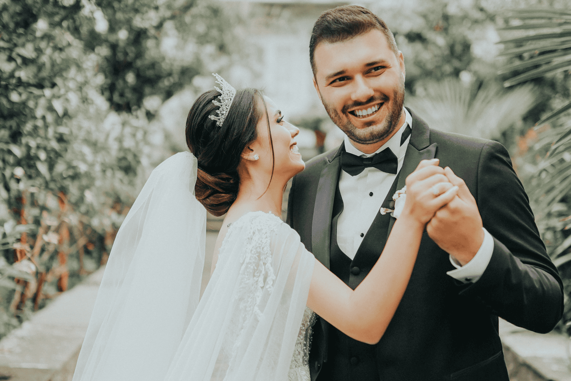 bride-and-groom-dancing
