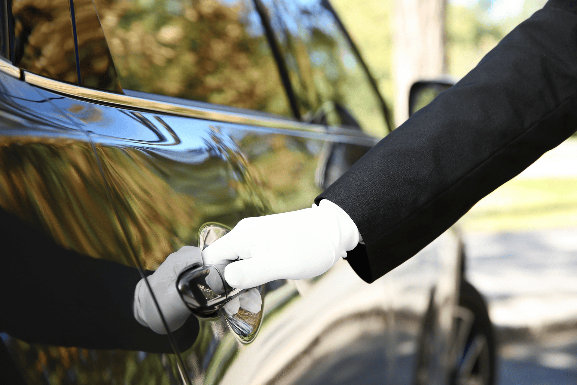 chauffer-wearing-white-glove-opening-limo-door